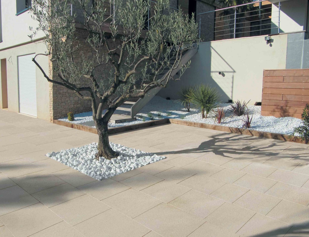 Ligne béton décoratif Carré d'Arc plein soleil sur Calanco et Horizon